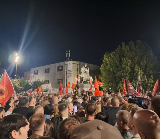 Četvrta noć protesta: Zakletva OVK na Trgu Skenderbeg, „nije nas ujedinila partija već OVK“; Kurti iz SAD traži „državnu strategiju“ FOTO: Kallxo/Protest, Priština UČK