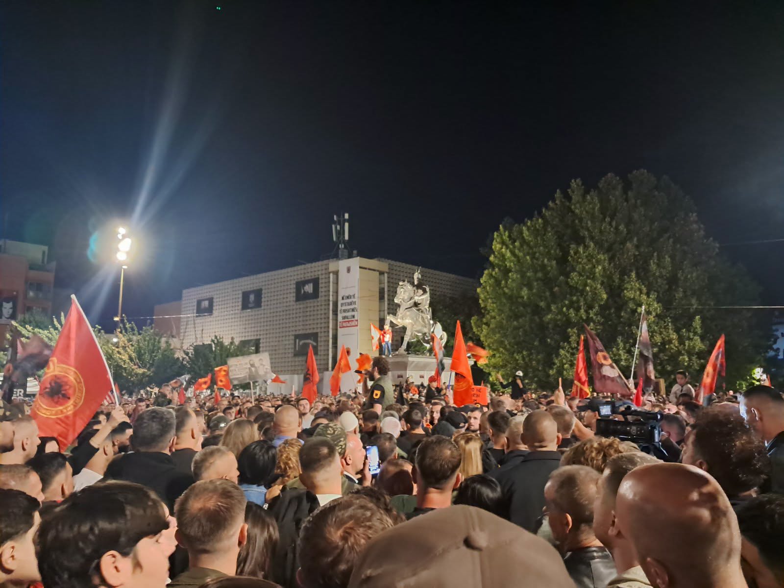 Četvrta noć protesta: Zakletva OVK na Trgu Skenderbeg, „nije nas ujedinila partija već OVK“; Kurti iz SAD traži "državnu strategiju"