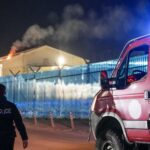 Ponovo pred EULEX-om: Kamenice i pirotehnika, mediji javljaju da je deo krova zahvatio plamen FOTO: Kallxo/Vatra ka zgradi EULEX-a