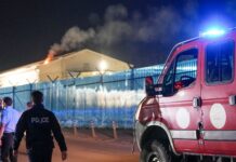 Ponovo pred EULEX-om: Kamenice i pirotehnika, mediji javljaju da je deo krova zahvatio plamen FOTO: Kallxo/Vatra ka zgradi EULEX-a