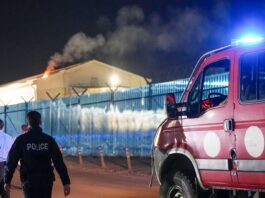 Ponovo pred EULEX-om: Kamenice i pirotehnika, mediji javljaju da je deo krova zahvatio plamen FOTO: Kallxo/Vatra ka zgradi EULEX-a