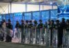 KP: Demonstranti se vratili pred EULEX, pirotehnika izazvala mali požar; protest završen u 00.20 FOTO: Kosovska policija/Kallxo