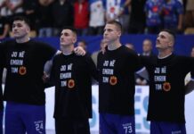 Od zakletve OVK do sportskih terena i Tirane: „Ne u moje ime“ pred veliki marš 1. oktobra FOTO: Rukometaši u majicam UČK/Liria ka emer