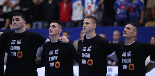 FOTO: Rukometaši u majicam UČK/Liria ka emer