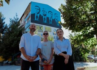 Od „Kosovo čeka“ do „U ime naroda, proglasite ih nevinim“: Kako se Kosovo i dijaspora mobilišu pred presudu Tačiju i ostalima FOTO: Orange girl/Mural podrške haškim pritvorenicima/besiane musmurati