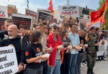 Incident na jučerašnjem protestu u Prištini: Veteran OVK se izvinio – „Izgubio sam kontrolu“ FOTO: Ekonomia Online/Protest studenata u Prištini protiv Specijalnog suda i presude