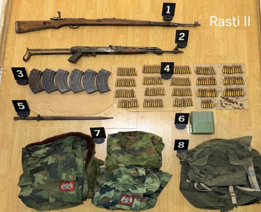 Kosovska policija u Drenu i Šipovu pronašla oružje, municiju i vojne uniforme; jedan uhapšen