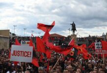 Navijači pred Vladom u Prištini uz „UÇK“ i pirotehniku, sutra Hag i pred poslanicima FOTO: "Liria ka emer" protest učk