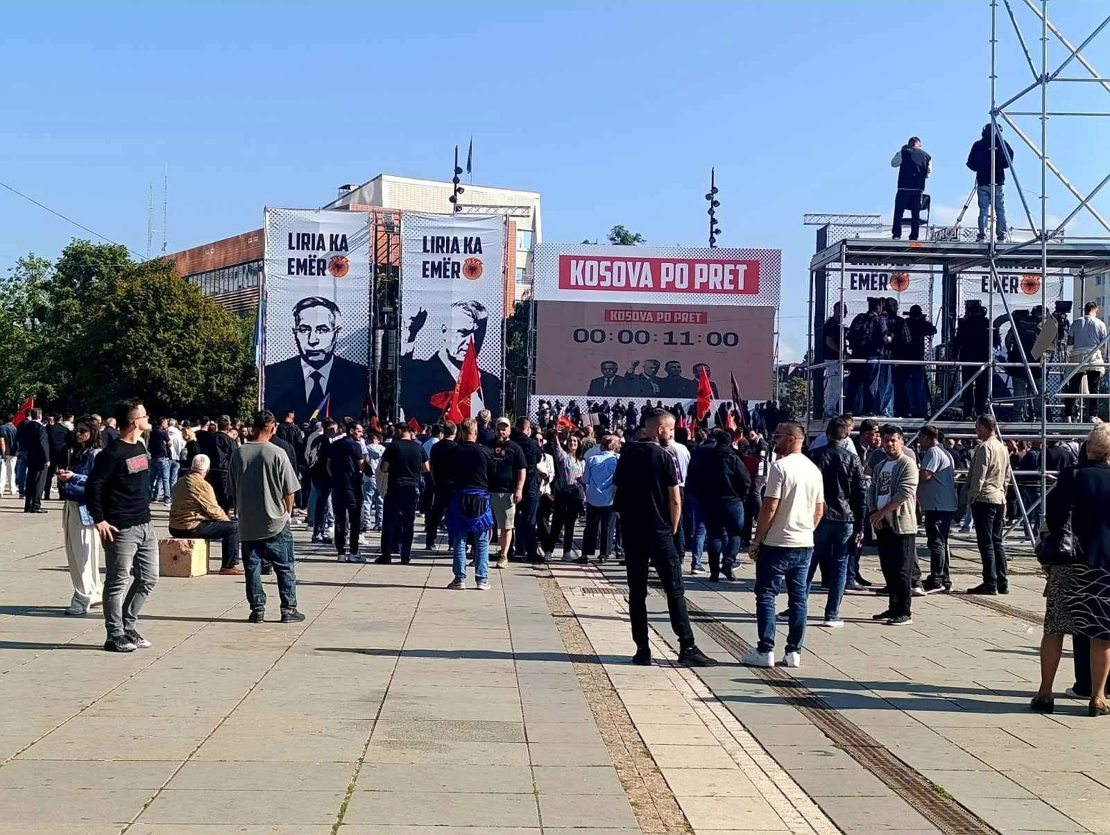 Posle presude: Demonstranti iz Prištine stigli pred EULEX u Kosovu Polju, u Hagu policija koristila vodu