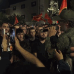 Kosovska policija o sinoćnjem protestu u Prištini: Situacija uglavnom bila mirna, kazne zbog rizične vožnje FOTO: Ekonomia Online/skrinšot/protest UČK u Prištini