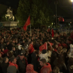 19. noć protesta protiv presude u Hagu: Demonstranti ostaju ispred Skupštine do jutra, sutra glasanje o izmenama Zakona FOTO: KOHA/Protest učk