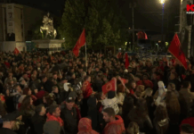 19. noć protesta protiv presude u Hagu: Demonstranti ostaju ispred Skupštine do jutra, sutra glasanje o izmenama Zakona FOTO: KOHA/Protest učk