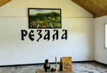 Ikona, sveća i slika Rezala ostali u sali pred rušenje: Mesto koje su meštani sami podigli danas više ne postoji FOTO: KoSSev/Rezala, seoska sala Sv. Trojice koja je srušena