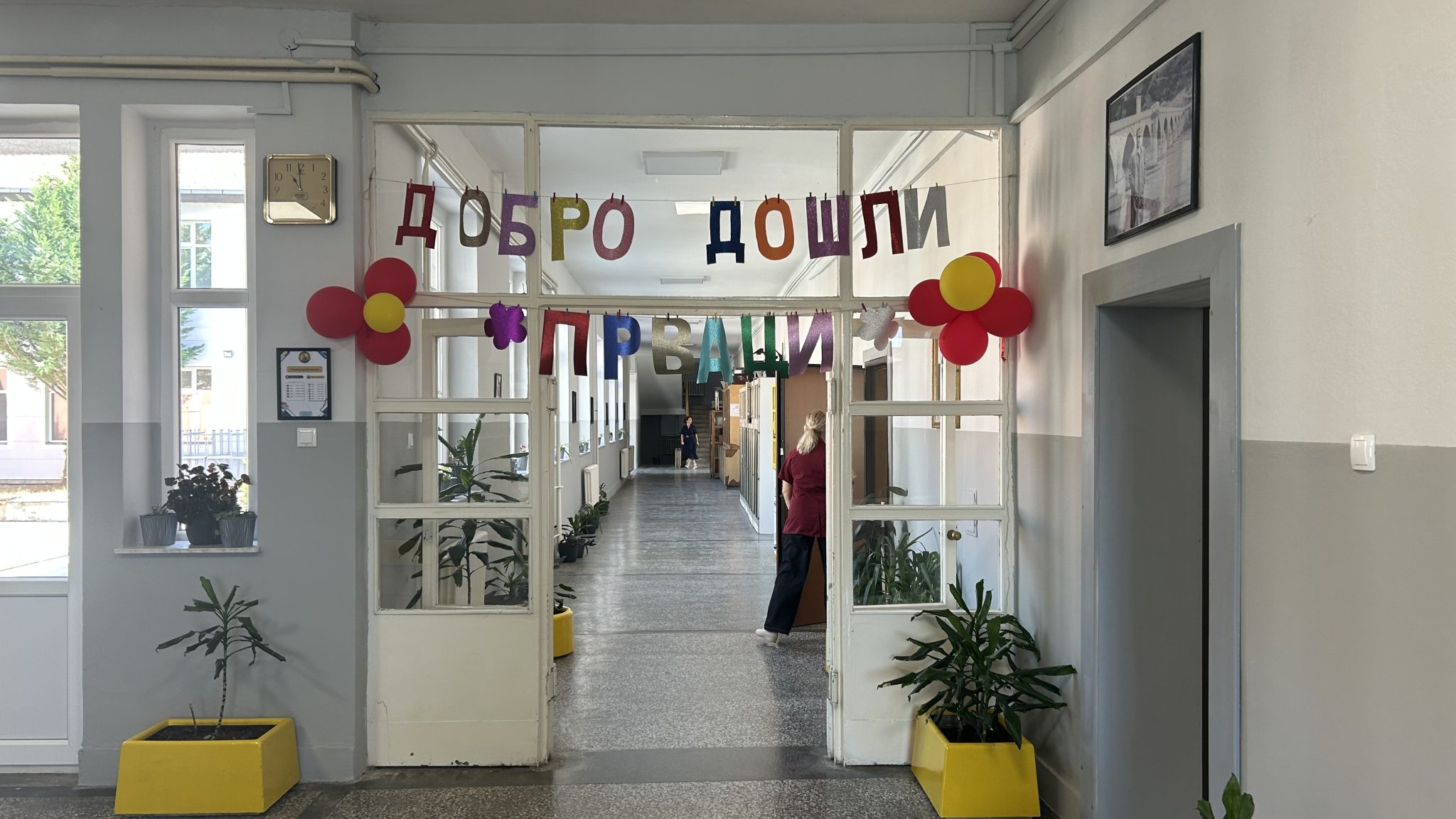 FOTO: Kim radio/Škola Kralj Milutin u Gračanici, svečan doček đaka prvaka