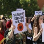 Dan posle presude: Novi protesti, zastave OVK u školama, inicijativa za ukidanje suda i talas „Ne u moje ime“ FOTO: "LIRIA KA EMER" FB/Driton Paçarada studenti protestuju protiv presude Tačiju i ostalim