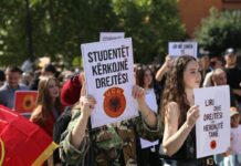 Dan posle presude: Novi protesti, zastave OVK u školama, inicijativa za ukidanje suda i talas „Ne u moje ime“ FOTO: "LIRIA KA EMER" FB/Driton Paçarada studenti protestuju protiv presude Tačiju i ostalim
