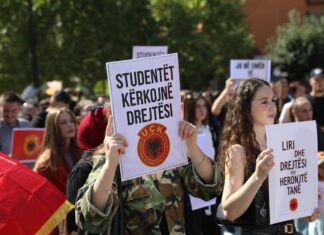 Dan posle presude: Novi protesti, zastave OVK u školama, inicijativa za ukidanje suda i talas „Ne u moje ime“ FOTO: "LIRIA KA EMER" FB/Driton Paçarada studenti protestuju protiv presude Tačiju i ostalim