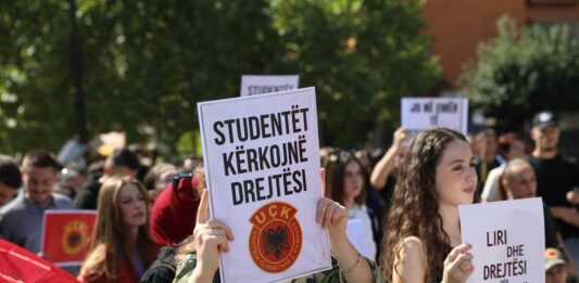 FOTO: "LIRIA KA EMER" FB/Driton Paçarada studenti protestuju protiv presude Tačiju i ostalim