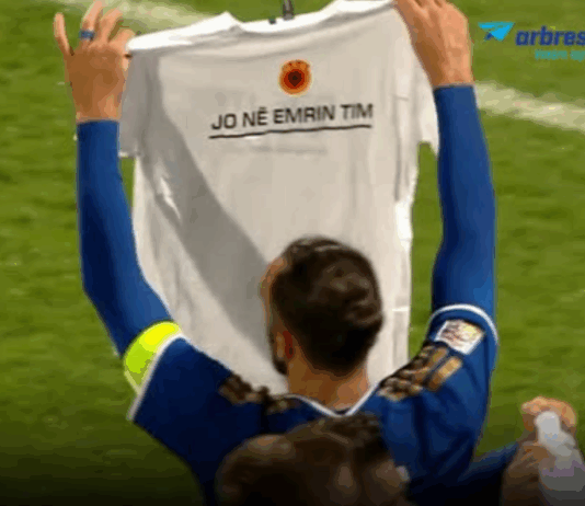 Deveta noć protesta: „UÇK“ na stadionu sa Ircima, i porodica Bunjaku traži oslobađanje Tačija i ostalih iz Haga FOTO: Arbresh info "Ne u moje ime" u sportu