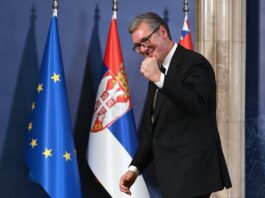 Vučić na 5. oktobar: Zapad tada „presudio Srbiji“ zbog Kosova i Crne Gore, danas opet „stranci kroje kapu“ FOTO: Aleksandar Vučić, pesnica