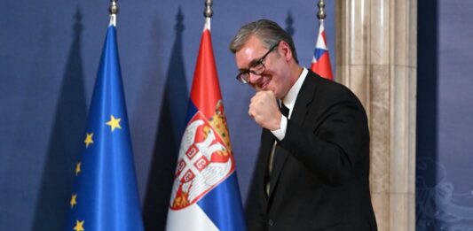 FOTO: Aleksandar Vučić, pesnica