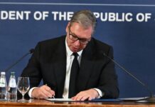Vučić podneo ostavku na mesto predsednika Srbije: „Služio sam verno, časno i pošteno“ FOTO: Vučić potpisuje ostavku