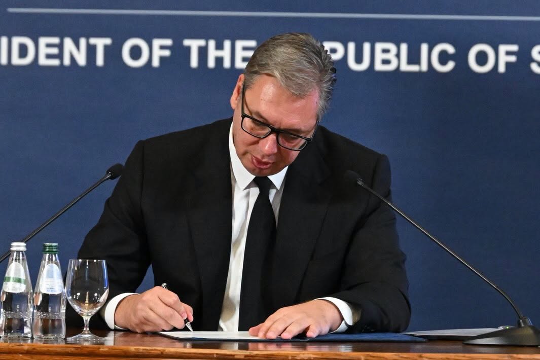 FOTO: Vučić potpisuje ostavku