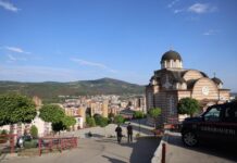 Italijanski karabinjeri iz sastava KFOR-a redovno patroliraju Severnom Mitrovicom