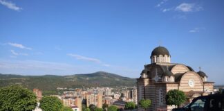 Italijanski karabinjeri iz sastava KFOR-a redovno patroliraju Severnom Mitrovicom