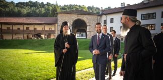 Jakov Milatović posetio Visoke Dečane FOTO: Jakov Milatović u Visokim Dečanima (FB)