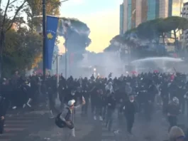 Peti dan protesta u Albaniji obeležili sukobi sa policijom, gumeni meci i zapaljen automobil