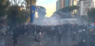 Peti dan protesta u Albaniji obeležili sukobi sa policijom, gumeni meci i zapaljen automobil