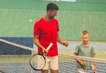 Dušan Vukosavljević drugi u Kragujevcu, prethodno trenirao sa Đokovićem FOTO: Teniski klub Zvečan/Dušan Vukosavljević sa Novakom Đokovićem