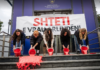 „Država je ubila Arljindu“: Crvena boja ispred Vlade, protesti i zahtevi za odgovornost institucija