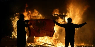 Deveti dan protesta u Albaniji: Molotovljevi kokteli na zgradu Vlade, policija odgovorila vodenim topovima