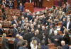 Fizički sukob poslanika u parlamentu Albanije: Noka oteo mikrofon Balji, sednica prekinuta