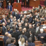 Fizički sukob poslanika u parlamentu Albanije: Noka oteo mikrofon Balji, sednica prekinuta