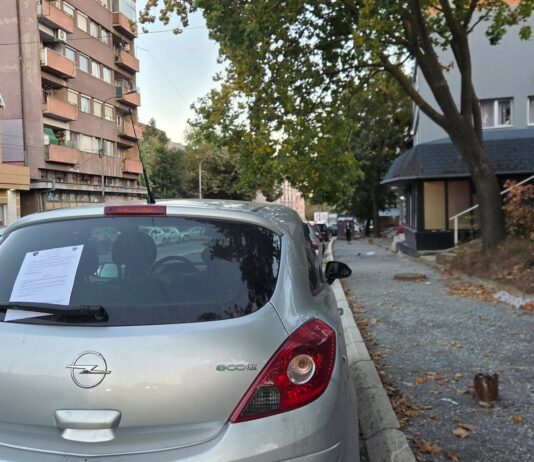 Završnica rekonstrukcije trotoara u Ulici kralja Petra: Vozila ukloniti do 3. oktobra FOTO: KoSSev/Kralja Petra, automobil, trotoar, Severna Mitrovica