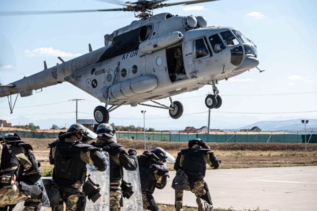 KFOR: Mađarski i hrvatski vojnici vežbali helikopterske operacije na Kosovu