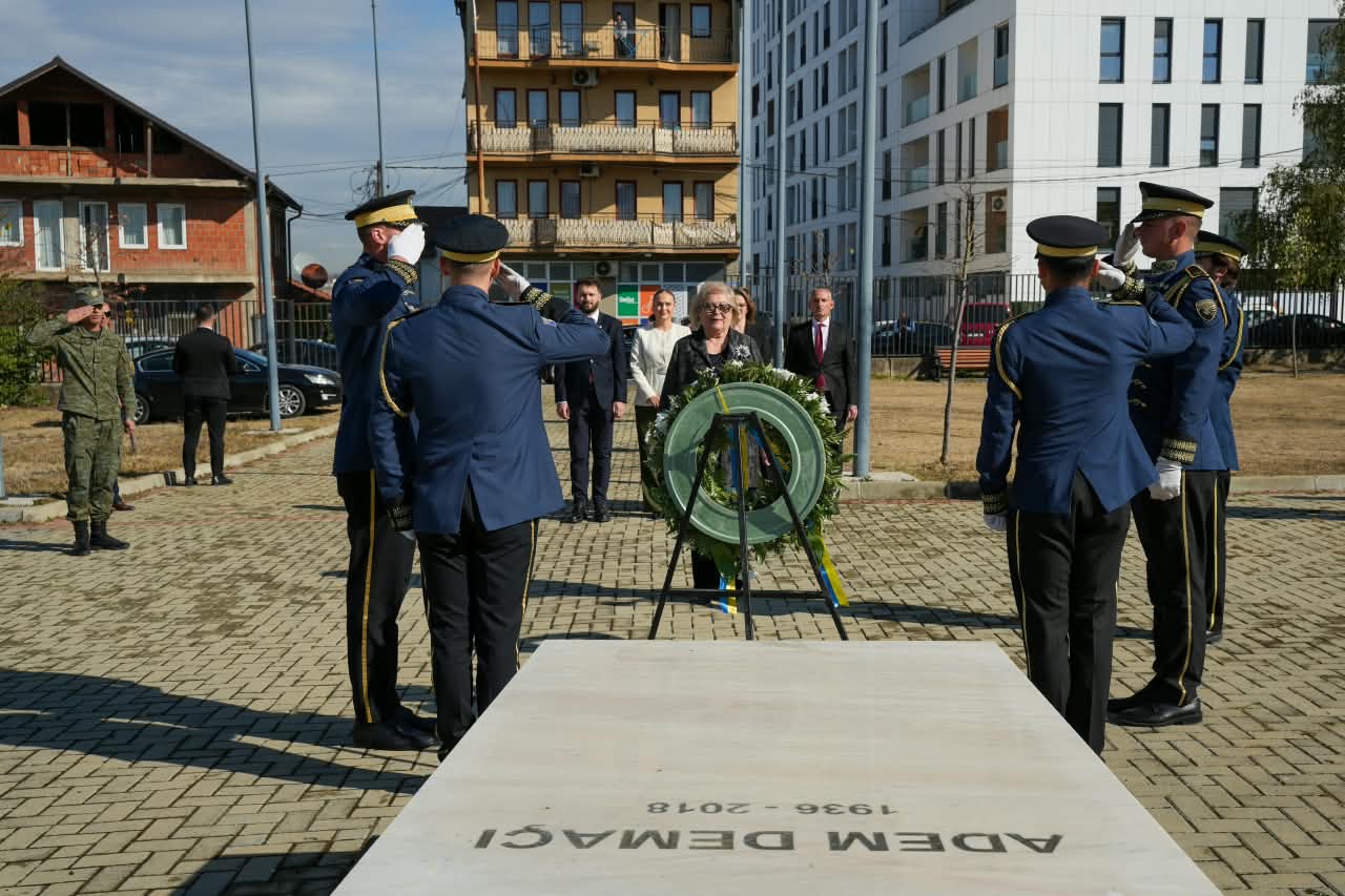 FOTO: Predsedništvo Kosova/ Justina Široka-Pulja na Demaćijevom grobu