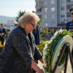 Široka-Pulja prvu posetu kao predsednica započela u Prekazu, potom odala počast Rugovi i Demaćiju FOTO: Predsedništvo Kosova/ Justina Široka-Pulja na Rugovinom grobu