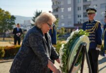 Široka-Pulja prvu posetu kao predsednica započela u Prekazu, potom odala počast Rugovi i Demaćiju FOTO: Predsedništvo Kosova/ Justina Široka-Pulja na Rugovinom grobu
