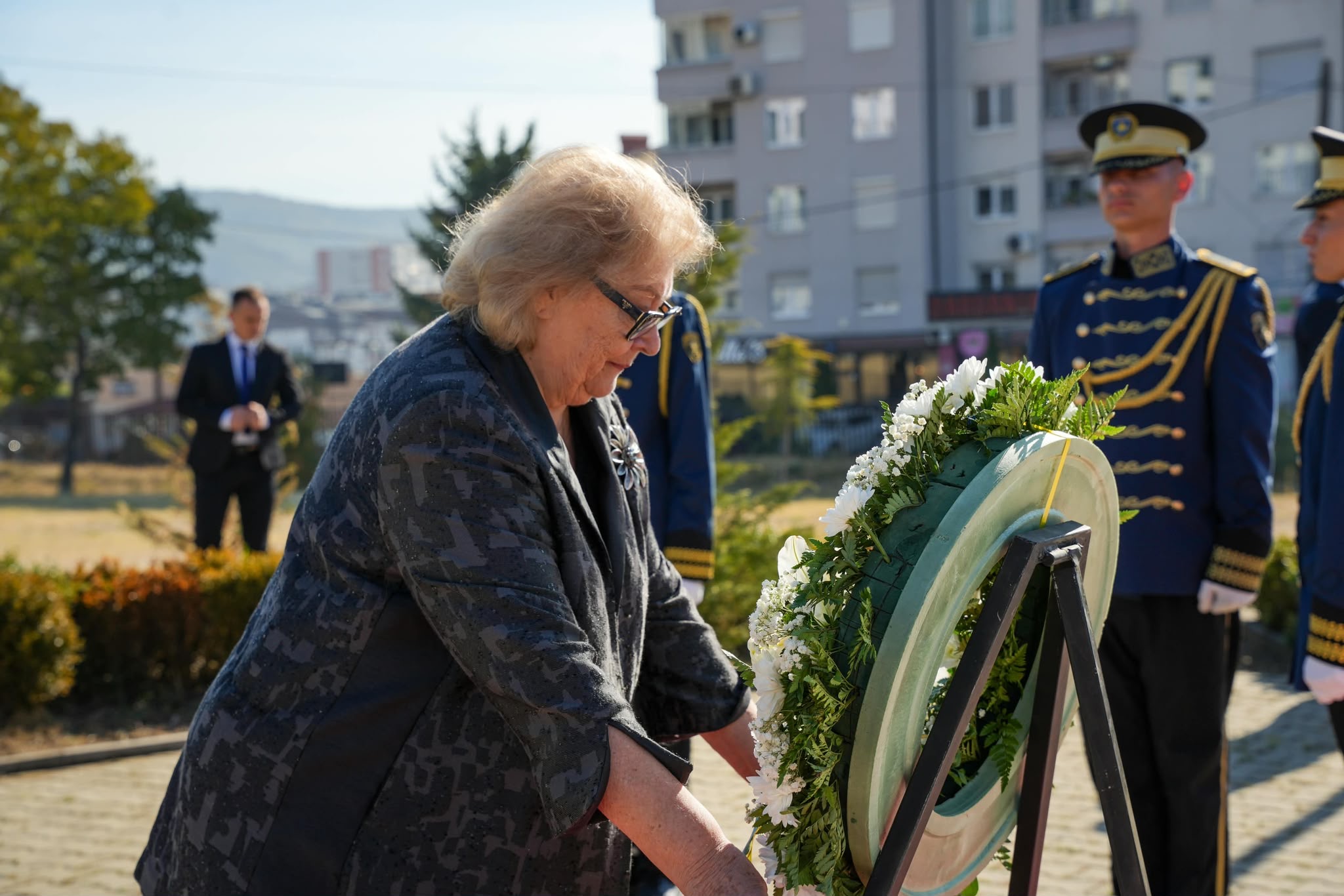 Široka-Pulja prvu posetu kao predsednica započela u Prekazu, potom odala počast Rugovi i Demaćiju
