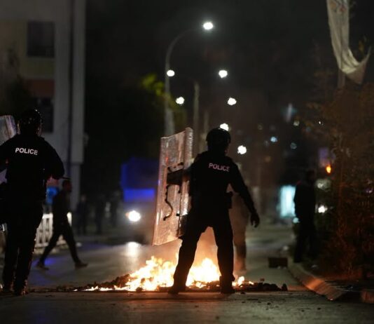 Bilans protesta u Prištini: Šest policajaca povređeno, 11 demonstranata zatražilo pomoć, troje privedeno FOTO: Kallxo/protest