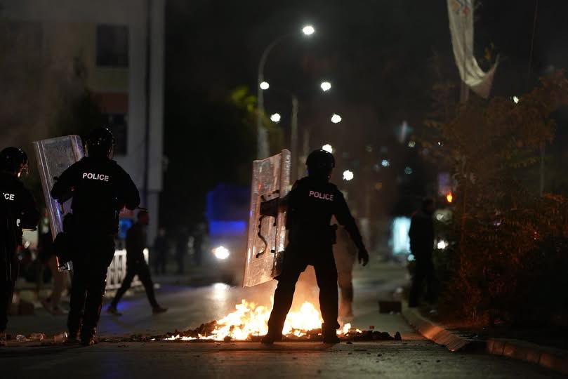 Bilans protesta u Prištini: Šest policajaca povređeno, 11 demonstranata tražilo pomoć, troje privedeno