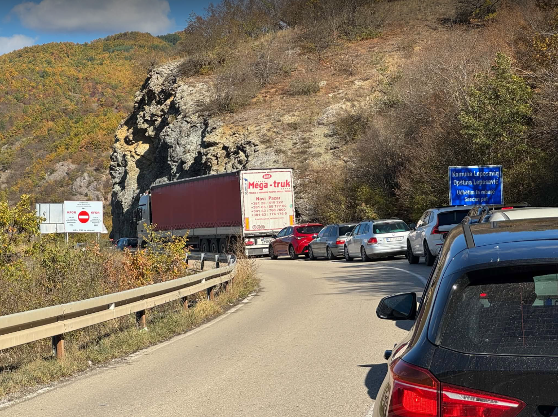 Kilometarska kolona na Jarinju u pravcu Raške, vozači nezadovoljstvo izražavali sirenama