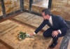 Na 92. godišnjicu ubistva kralja Aleksandra I, praunuk princ Filip položio cveće na njegov grob na Oplencu FOTO: Princ Filip na grobu kralja Aleksandra