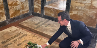 Na 92. godišnjicu ubistva kralja Aleksandra I, praunuk princ Filip položio cveće na njegov grob na Oplencu FOTO: Princ Filip na grobu kralja Aleksandra