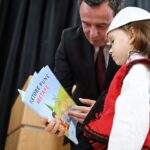 Vlada Kosova odobrila 1,85 miliona evra Nacionalnom savetu Albanaca; raniji transferi bili blokirani u Srbiji FOTO: Ardita Sinani FB/Aljbin Kurti, knjige, Albanska deca