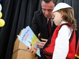 Vlada Kosova odobrila 1,85 miliona evra Nacionalnom savetu Albanaca; raniji transferi bili blokirani u Srbiji FOTO: Ardita Sinani FB/Aljbin Kurti, knjige, Albanska deca